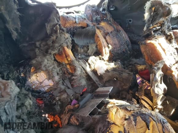 ✅ 2014 Dodge Challenger SXT • VIN: 2C3CDYAG9EH256205 • Lot: 72760154. Wystawiony na Copart z przebiegiem Nie podano. Bezpłatny archiwum sprzedaży aukcyjnych z USA i szczegółowy raport historii pojazdu na DreamBid. Zdjęcie 10.