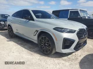 ✅ 2024 BMW X6 M • VIN: 5YM23ET04R9S28947 • Lot: 77666914. Wystawiony na Copart z przebiegiem 21 814 mil. Bezpłatny archiwum sprzedaży aukcyjnych z USA i szczegółowy raport historii pojazdu na DreamBid. Zdjęcie 4.