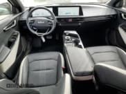 ✅ 2024 Kia EV6 GT-Line • VIN: KNDC44LA8R5169471 • Lot: 68307315. Wystawiony na Copart z przebiegiem 16 428 mil. Bezpłatny archiwum sprzedaży aukcyjnych z USA i szczegółowy raport historii pojazdu na DreamBid. Zdjęcie 8.