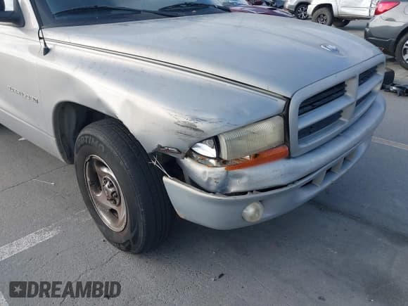 ✅ 1999 Dodge Durango • VIN: 1B4HR28Y3XF550568 • Lot: 43056221. Wystawiony na IAAI z przebiegiem 239 564 mil. Bezpłatny archiwum sprzedaży aukcyjnych z USA i szczegółowy raport historii pojazdu na DreamBid. Zdjęcie 6.