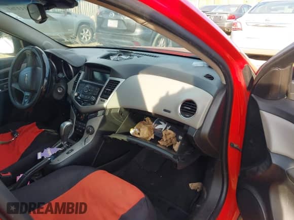 2014 Chevrolet Cruze LS z VIN 1G1PA5SG9E7228492, wystawiony jako IAAI lot #43333761 z przebiegiem 152 703 mil mil oraz . Historia ofert i sprzedaży dostępna na DreamBid. Obrazek 5.