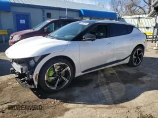 ✅ 2023 Kia EV6 GT • VIN: KNDC5DLE0P5120486 • Lot: 46492295. Wystawiony na Copart z przebiegiem 3 600 mil. Bezpłatny archiwum sprzedaży aukcyjnych z USA i szczegółowy raport historii pojazdu na DreamBid. Zdjęcie 1.