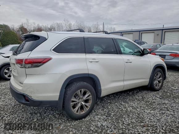 ✅ 2015 Toyota Highlander XLE • VIN: 5TDJKRFH9FS092733 • Lot: 93673925. Listed on Copart with 189,595 mi. Free auction sales archive from the USA and detailed vehicle history report at DreamBid. Image 3.