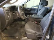 ✅ 2021 Chevrolet Silverado 1500 Custom • VIN: 1GCPYBEH9MZ171784 • Lot: 83081484. Wystawiony na Copart z przebiegiem 94 772 mil. Bezpłatny archiwum sprzedaży aukcyjnych z USA i szczegółowy raport historii pojazdu na DreamBid. Zdjęcie 7.