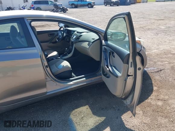 ✅ 2014 Hyundai Elantra SE • VIN: 5NPDH4AE6EH474427 • Lot: 43193472. Listed on IAAI with 131,762 mi. Free auction sales archive from the USA and detailed vehicle history report at DreamBid. Image 5.