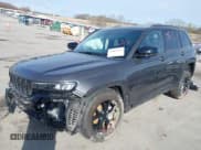 ✅ 2025 Jeep Grand Cherokee Altitude X • VIN: 1C4RJHAGXSC289968 • Лот: 41918797. Опубликован ранее на IAAI с пробегом 672 миль. Бесплатный доступ к архиву аукционных продаж из США и подробный отчёт об истории автомобиля на DreamBid. Изображение 2.