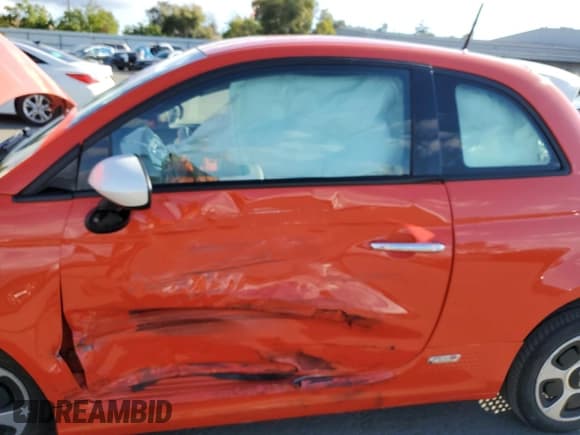 ✅ 2013 FIAT 500e • VIN: 3C3CFFGE4DT751678 • Lot: 84892895. Wystawiony na Copart z przebiegiem 33 838 mil. Bezpłatny archiwum sprzedaży aukcyjnych z USA i szczegółowy raport historii pojazdu na DreamBid. Zdjęcie 7.