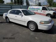 ✅ 2004 Lincoln Town Car Signature • VIN: 1LNHM81W14Y633747 • Lot: 87285575. Wystawiony na Copart z przebiegiem 136 034 mil. Bezpłatny archiwum sprzedaży aukcyjnych z USA i szczegółowy raport historii pojazdu na DreamBid. Zdjęcie 4.