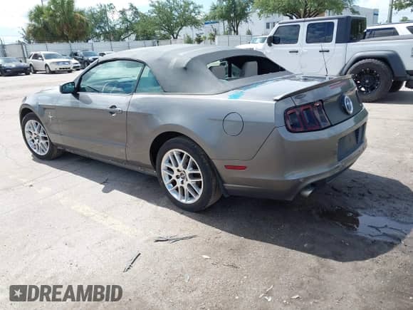 2014 Ford Mustang V6 с VIN 1ZVBP8EM8E5214546, выставлен на аукционе IAAI как лот 42773010 с пробегом 132 666 миль миль и . История ставок и продаж доступна на DreamBid. Изображение 3.