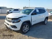 ✅ 2023 Jeep Compass Altitude • VIN: 3C4NJDBNXPT505639 • Lot: 41801434. Wystawiony na IAAI z przebiegiem 14 638 mil. Bezpłatny archiwum sprzedaży aukcyjnych z USA i szczegółowy raport historii pojazdu na DreamBid. Zdjęcie 17.