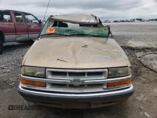 ✅ 2000 Chevrolet Blazer LS • VIN: 1GNCS13W6Y2155253 • Lot: 55951095. Wystawiony na Copart z przebiegiem 243 661 mil. Bezpłatny archiwum sprzedaży aukcyjnych z USA i szczegółowy raport historii pojazdu na DreamBid. Zdjęcie 5.