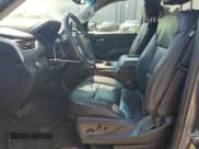 ✅ 2018 Chevrolet Suburban LS • VIN: 1GNSCGKC6JR354626 • Lot: 73721314. Wystawiony na Copart z przebiegiem 127 029 mil. Bezpłatny archiwum sprzedaży aukcyjnych z USA i szczegółowy raport historii pojazdu na DreamBid. Zdjęcie 7.