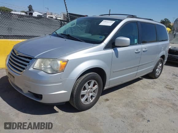 ✅ 2010 Chrysler Town & Country Touring • VIN: 2A4RR5D14AR350892 • Lot: 42641593. Wystawiony na IAAI z przebiegiem 97 493 mil. Bezpłatny archiwum sprzedaży aukcyjnych z USA i szczegółowy raport historii pojazdu na DreamBid. Zdjęcie 17.