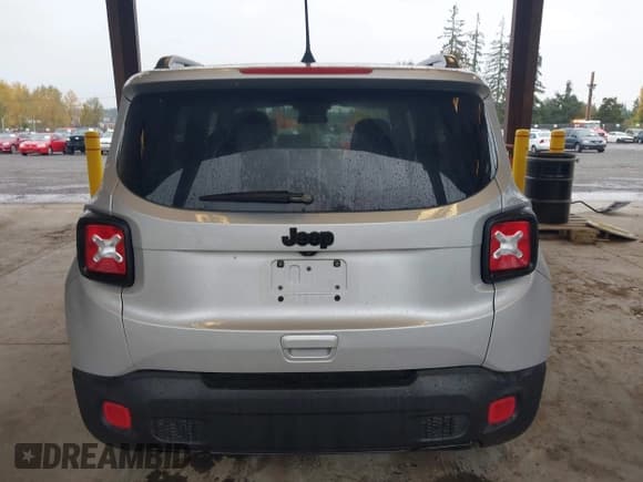 ✅ 2018 Jeep Renegade Altitude • VIN: ZACCJABB7JPH18610 • Lot: 43598761. Wystawiony na IAAI z przebiegiem 139 012 mil. Bezpłatny archiwum sprzedaży aukcyjnych z USA i szczegółowy raport historii pojazdu na DreamBid. Zdjęcie 16.