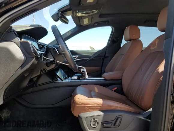 ✅ 2019 Audi e-tron Premium Plus • VIN: WA1LABGE6KB014901 • Лот: 50910225. Опубликован ранее на Copart с пробегом 46 322 миль. Бесплатный доступ к архиву аукционных продаж из США и подробный отчёт об истории автомобиля на DreamBid. Изображение 7.