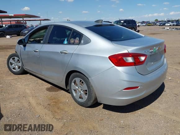 2018 Chevrolet Cruze LS z VIN 1G1BC5SM7J7141792, wystawiony jako IAAI lot #43334627 z przebiegiem 71 152 mil mil oraz . Historia ofert i sprzedaży dostępna na DreamBid. Obrazek 3.