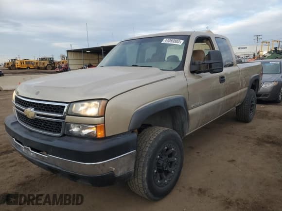 ✅ 2007 Chevrolet Silverado 2500HD Work Truck • VIN: 1GCHK29UX7E125521 • Lot: 44050885. Listed on Copart with 190,935 mi. Free auction sales archive from the USA and detailed vehicle history report at DreamBid. Image 1.