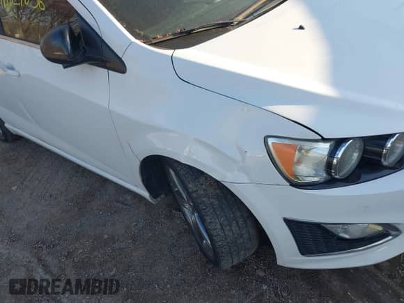 2015 Chevrolet Sonic RS z VIN 1G1JG5SB9F4129375, wystawiony jako IAAI lot #41827056 z przebiegiem 129 584 mil mil oraz . Historia ofert i sprzedaży dostępna na DreamBid. Obrazek 12.