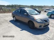 ✅ 2013 Nissan Versa S Plus • VIN: 3N1CN7AP2DL841722 • Lot: 41888545. Wystawiony na IAAI z przebiegiem 115 834 mil. Bezpłatny archiwum sprzedaży aukcyjnych z USA i szczegółowy raport historii pojazdu na DreamBid. Zdjęcie 1.