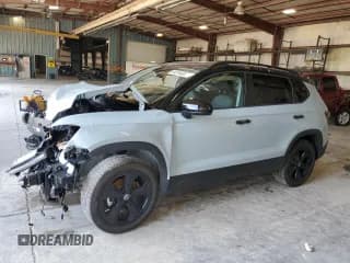 ✅ 2025 Volkswagen Taos SE Black • VIN: 3VV2C7B21SM019214 • Lot: 64616495. Wystawiony na Copart z przebiegiem 3 356 mil. Bezpłatny archiwum sprzedaży aukcyjnych z USA i szczegółowy raport historii pojazdu na DreamBid. Zdjęcie 1.