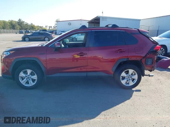 ✅ 2021 Toyota RAV4 Hybrid XLE • VIN: 2T3R6RFV9MW005275 • Lot: 43511592. Wystawiony na IAAI z przebiegiem 114 324 mil. Bezpłatny archiwum sprzedaży aukcyjnych z USA i szczegółowy raport historii pojazdu na DreamBid. Zdjęcie 15.