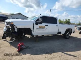 ✅ 2024 Chevrolet Silverado 2500HD Custom • VIN: 1GC4YME77RF231625 • Lot: 69311755. Wystawiony na Copart z przebiegiem 61 611 mil. Bezpłatny archiwum sprzedaży aukcyjnych z USA i szczegółowy raport historii pojazdu na DreamBid. Zdjęcie 1.
