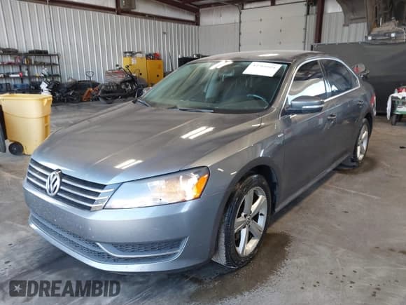 ✅ 2014 Volkswagen Passat S • VIN: 1VWAT7A34EC021644 • Lot: 42761604. Wystawiony na IAAI z przebiegiem 139 157 mil. Bezpłatny archiwum sprzedaży aukcyjnych z USA i szczegółowy raport historii pojazdu na DreamBid. Zdjęcie 2.