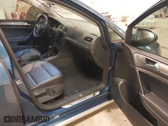 ✅ 2019 Volkswagen Golf S • VIN: 3VWM17AU3KM517072 • Lot: 41365183. Wystawiony na IAAI z przebiegiem 98 424 mil. Bezpłatny archiwum sprzedaży aukcyjnych z USA i szczegółowy raport historii pojazdu na DreamBid. Zdjęcie 5.