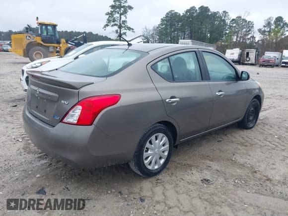 ✅ 2013 Nissan Versa SV • VIN: 3N1CN7AP2DL841722 • Lot: 41760255. Wystawiony na IAAI z przebiegiem 115 834 mil. Bezpłatny archiwum sprzedaży aukcyjnych z USA i szczegółowy raport historii pojazdu na DreamBid. Zdjęcie 4.
