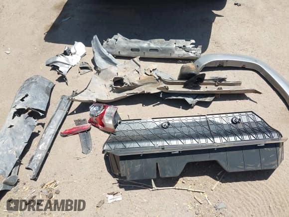 ✅ 2015 Toyota Tacoma PreRunner • VIN: 5TFKU4HNXFX005985 • Lot: 42583474. Listed on IAAI with 160,000 mi. Free auction sales archive from the USA and detailed vehicle history report at DreamBid. Image 11.