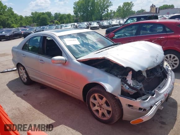 ✅ 2001 Mercedes-Benz C 230/260/280/320 • VIN: WDBRF61J31F096848 • Лот: 42206462. Опубликован ранее на IAAI с пробегом 199 349 миль. Бесплатный доступ к архиву аукционных продаж из США и подробный отчёт об истории автомобиля на DreamBid. Изображение 1.