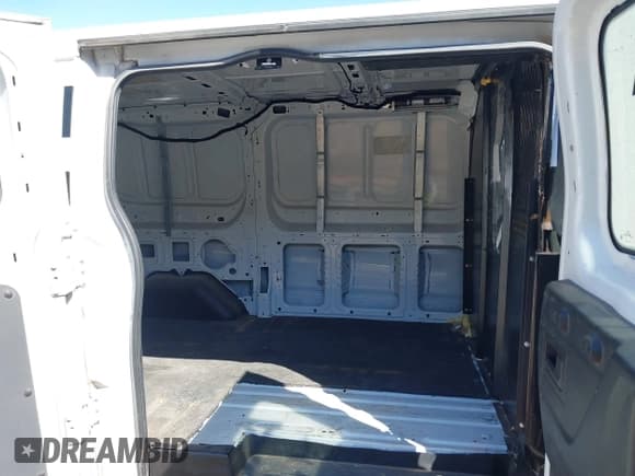 ✅ 2018 Ford Transit • VIN: 1FTYR1ZM6JKB17933 • Lot: 41777624. Wystawiony na IAAI z przebiegiem 225 123 mil. Bezpłatny archiwum sprzedaży aukcyjnych z USA i szczegółowy raport historii pojazdu na DreamBid. Zdjęcie 8.