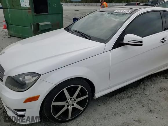 ✅ 2015 Mercedes-Benz C 250 • VIN: WDDGJ4HB4FG351444 • Lot: 51834965. Wystawiony na Copart z przebiegiem 76 841 mil. Bezpłatny archiwum sprzedaży aukcyjnych z USA i szczegółowy raport historii pojazdu na DreamBid. Zdjęcie 11.