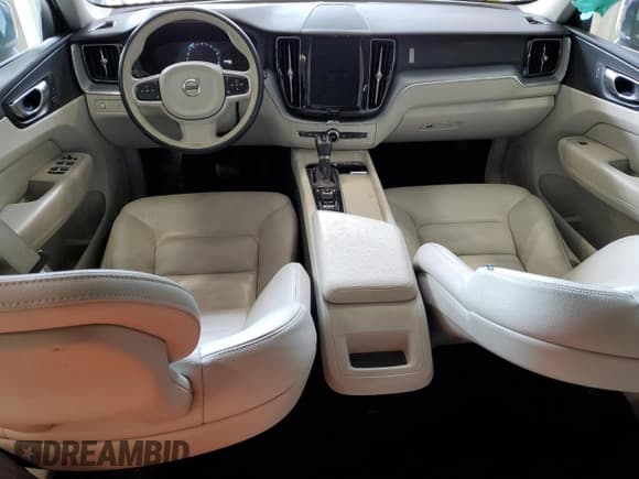 ✅ 2018 Volvo XC60 Momentum • VIN: YV4102RK4J1070470 • Лот: 82450445. Опубликован ранее на Copart с пробегом 154 113 миль. Бесплатный доступ к архиву аукционных продаж из США и подробный отчёт об истории автомобиля на DreamBid. Изображение 8.