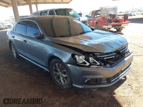 ✅ 2017 Volkswagen Passat S • VIN: 1VWAT7A31HC053536 • Lot: 43284794. Wystawiony na IAAI z przebiegiem 70 457 mil. Bezpłatny archiwum sprzedaży aukcyjnych z USA i szczegółowy raport historii pojazdu na DreamBid. Zdjęcie 1.