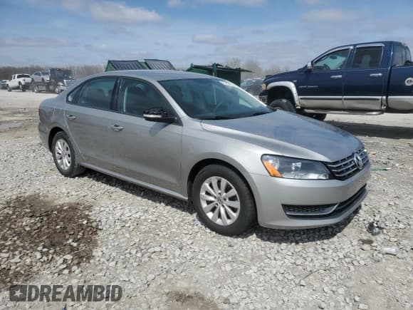 ✅ 2012 Volkswagen Passat S • VIN: 1VWAH7A33CC107784 • Лот: 51434755. Опубликован ранее на Copart с пробегом 126 301 миль. Бесплатный доступ к архиву аукционных продаж из США и подробный отчёт об истории автомобиля на DreamBid. Изображение 4.