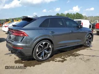 ✅ 2023 Audi RS Q8 • VIN: WU1ARBF17PD023514 • Lot: 63190573. Wystawiony na Copart z przebiegiem 1 682 mil. Bezpłatny archiwum sprzedaży aukcyjnych z USA i szczegółowy raport historii pojazdu na DreamBid. Zdjęcie 3.