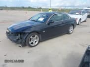 ✅ 2013 BMW 3 Series 335i • VIN: WBADX7C57DJ589185 • Lot: 43385154. Wystawiony na IAAI z przebiegiem 138 067 mil. Bezpłatny archiwum sprzedaży aukcyjnych z USA i szczegółowy raport historii pojazdu na DreamBid. Zdjęcie 2.