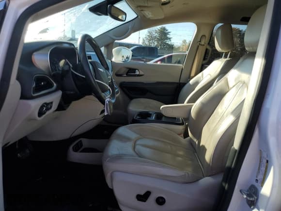 ✅ 2020 Chrysler Pacifica Touring L • VIN: 2C4RC1BG4LR103012 • Lot: 91020155. Wystawiony na Copart z przebiegiem 79 849 mil. Bezpłatny archiwum sprzedaży aukcyjnych z USA i szczegółowy raport historii pojazdu na DreamBid. Zdjęcie 7.