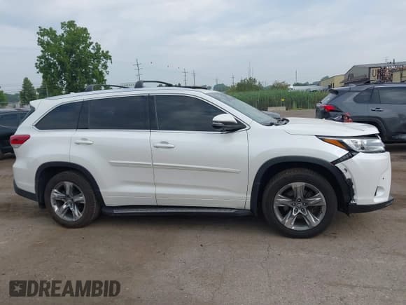 ✅ 2018 Toyota Highlander Limited • VIN: 5TDDZRFHXJS863282 • Lot: 42917706. Wystawiony na IAAI z przebiegiem 171 205 mil. Bezpłatny archiwum sprzedaży aukcyjnych z USA i szczegółowy raport historii pojazdu na DreamBid. Zdjęcie 13.