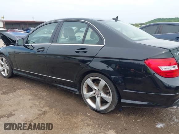 ✅ 2014 Mercedes-Benz C 250 Sport • VIN: WDDGF4HB2EA968117 • Lot: 42105598. Wystawiony na IAAI z przebiegiem 119 237 mil. Bezpłatny archiwum sprzedaży aukcyjnych z USA i szczegółowy raport historii pojazdu na DreamBid. Zdjęcie 14.