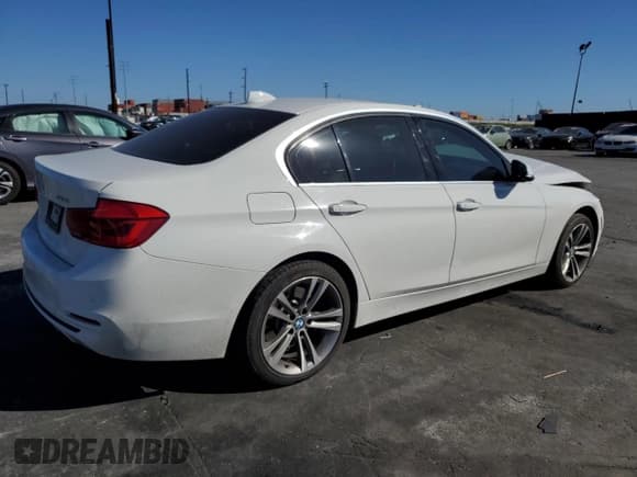 ✅ 2017 BMW 3 Series 340i • VIN: WBA8B3C31HK777675 • Лот: 46613825. Опубликован ранее на Copart с пробегом 70 486 миль. Бесплатный доступ к архиву аукционных продаж из США и подробный отчёт об истории автомобиля на DreamBid. Изображение 3.