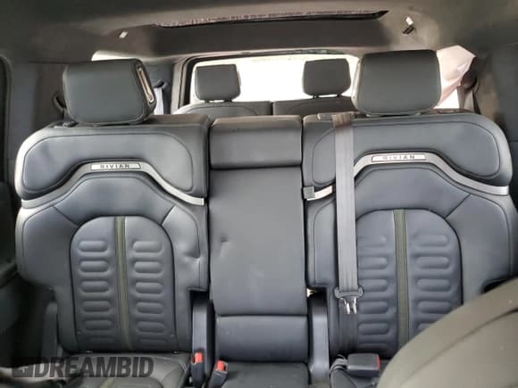 ✅ 2023 Rivian R1S Adventure • VIN: 7PDSGABAXPN019516 • Lot: 73248104. Wystawiony na Copart z przebiegiem 11 525 mil. Bezpłatny archiwum sprzedaży aukcyjnych z USA i szczegółowy raport historii pojazdu na DreamBid. Zdjęcie 10.