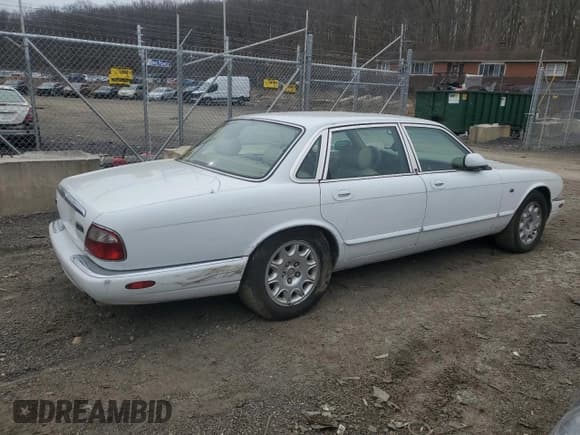 ✅ 1998 Jaguar XJ • VIN: SAJHX1247WC841164 • Лот: 44326455. Опубликован ранее на Copart с пробегом Не указан. Бесплатный доступ к архиву аукционных продаж из США и подробный отчёт об истории автомобиля на DreamBid. Изображение 3.