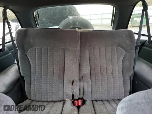 2000 Chevrolet Blazer LS z VIN 1GNCT18W5YK210040, wystawiony jako Copart lot #73253404 z przebiegiem Nie podano mil oraz Czysty tytuł • Clean title. Historia ofert i sprzedaży dostępna na DreamBid. Obrazek 10.