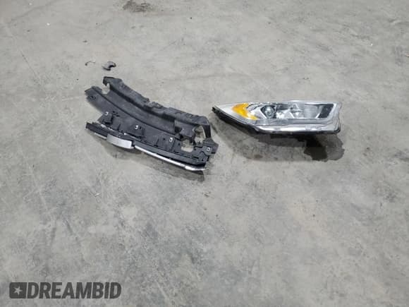 ✅ 2017 Ford Escape SE • VIN: 1FMCU9GD0HUE28505 • Lot: 93094845. Wystawiony na Copart z przebiegiem 103 387 mil. Bezpłatny archiwum sprzedaży aukcyjnych z USA i szczegółowy raport historii pojazdu na DreamBid. Zdjęcie 13.