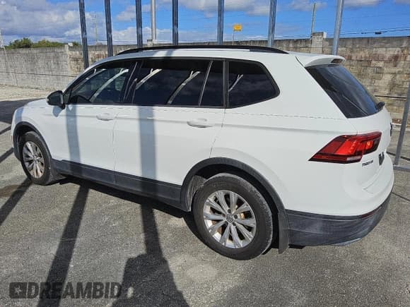 ✅ 2018 Volkswagen Tiguan S • VIN: 3VV1B7AX7JM081081 • Lot: 91599275. Listed on Copart with 56,400 mi. Free auction sales archive from the USA and detailed vehicle history report at DreamBid. Image 2.