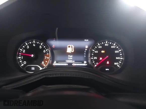 ✅ 2020 Jeep Renegade Altitude • VIN: ZACNJABBXLPL10367 • Lot: 41599445. Wystawiony na IAAI z przebiegiem 136 965 mil. Bezpłatny archiwum sprzedaży aukcyjnych z USA i szczegółowy raport historii pojazdu na DreamBid. Zdjęcie 7.