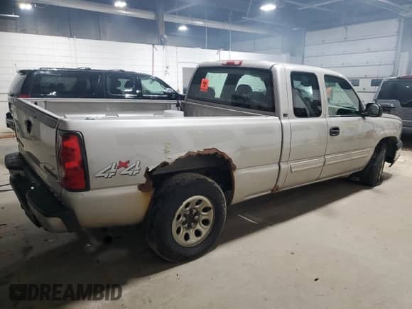 ✅ 2005 Chevrolet Silverado 1500 LS • VIN: 1GCEK19V05Z305800 • Lot: 86966714. Wystawiony na Copart z przebiegiem 340 587 mil mil. Skorzystaj z bezpłatnego archiwum sprzedaży aukcyjnych z USA i zobacz szczegółowy raport historii pojazdu na DreamBid. Zdjęcie 3.