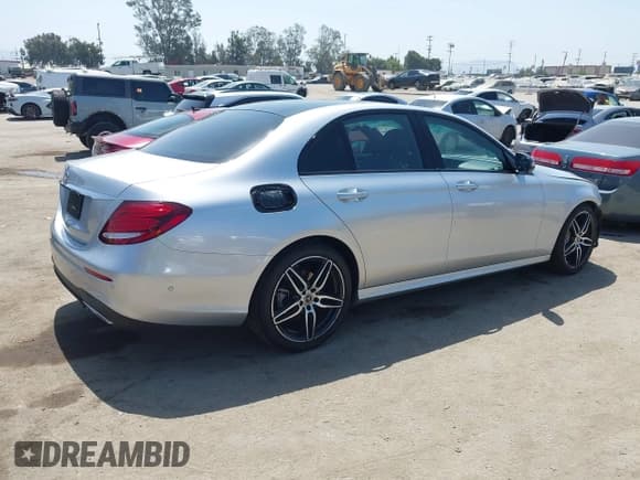 ✅ 2020 Mercedes-Benz E 350 • VIN: W1KZF8DB9LA825751 • Лот: 42536447. Опубликован ранее на IAAI с пробегом 76 422 миль. Бесплатный доступ к архиву аукционных продаж из США и подробный отчёт об истории автомобиля на DreamBid. Изображение 4.